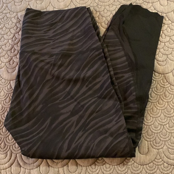 Like New Lululemon Wunder Under High-Rise Crop Scallop - Picture 6 of 13